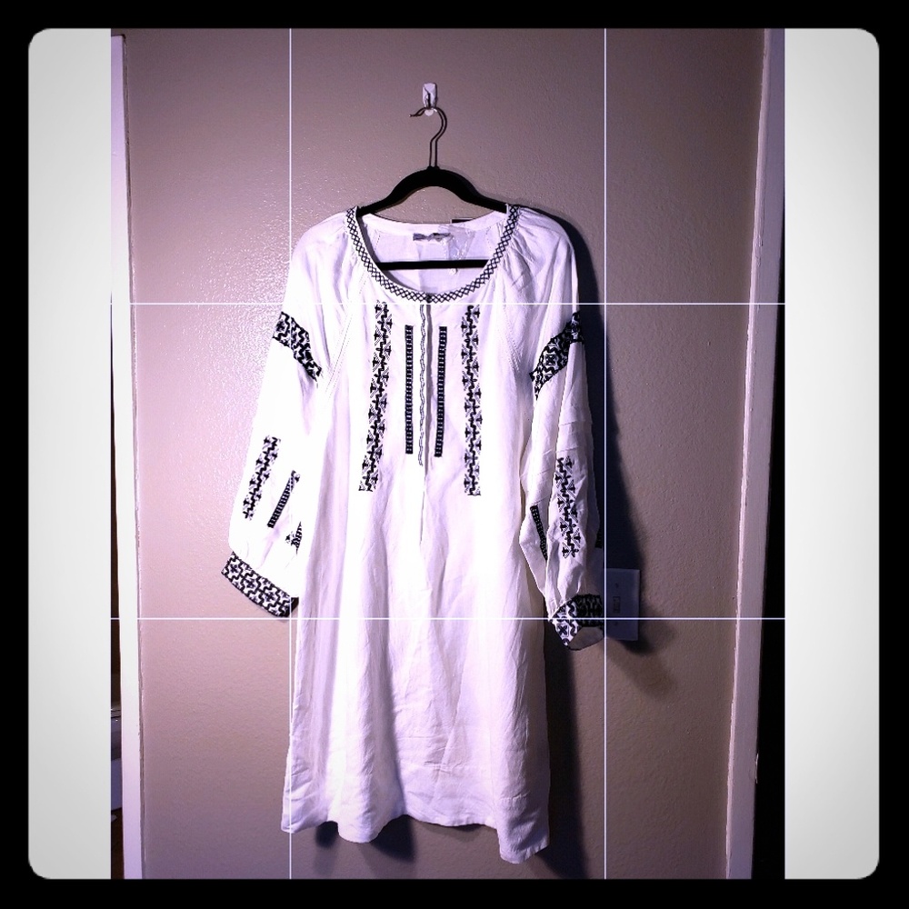 White tunic with blue embroidery